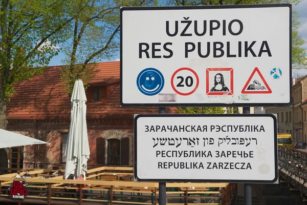 Внешний вид знака у входа в зону "Республика Узупио" в Вильнюсе, Литва . — стоковое фото