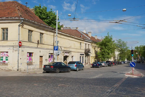 Visa till gatan i gamla stan i Vilnius, Lithuania. — Stockfoto