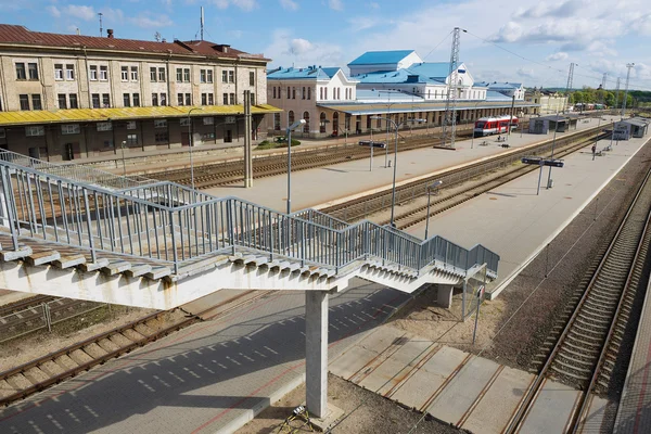 Pohled na schodiště vedoucí na nástupiště stanice v Vilnius, Litva. — Stock fotografie