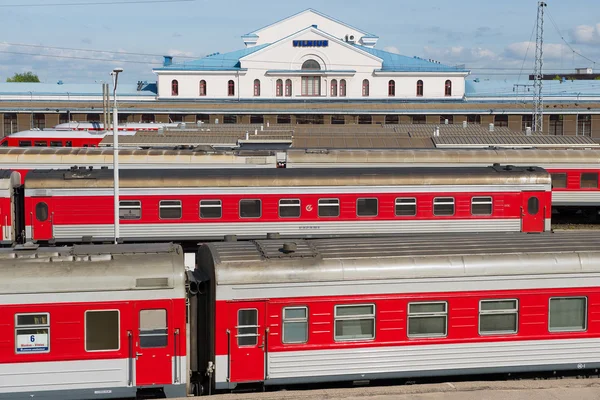 Vista a la estación de tren con trenes listos para partir en Vilnius, Lituania . —  Fotos de Stock