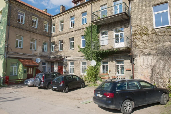 Vista para o antigo edifício residencial com espaço limitado para estacionamento em Vilnius, Lituânia . — Fotografia de Stock