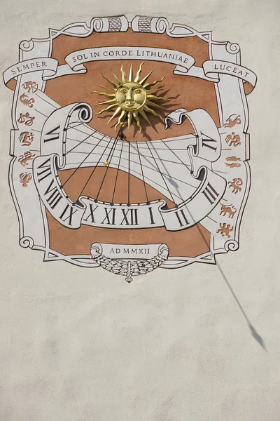 Reloj de sol en la pared del palacio del Gran Duque en Vilna, Lituania . — Foto de Stock