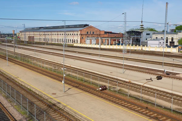 Vista a las vías y plataformas de la estación ferroviaria de Vilna, Lituania . —  Fotos de Stock