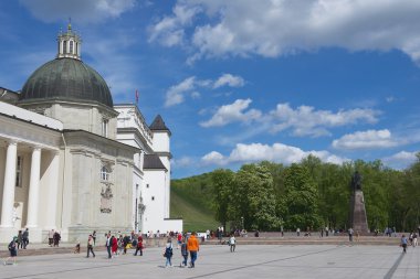 Vilnius, Litvanya katedral Meydanı'ndaki insanlar yürümek.