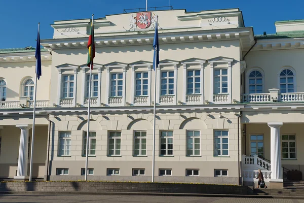 Exterior del palacio presidencial temprano en la mañana en la ciudad de Vilna, Lituania . — Foto de Stock