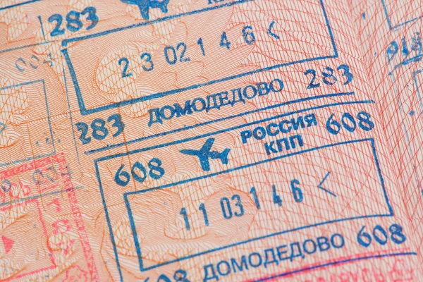 Pass-sida med invandring kontroll stämplar av Domodedovo-flygplatsen i Moskva, Ryssland. — Stockfoto