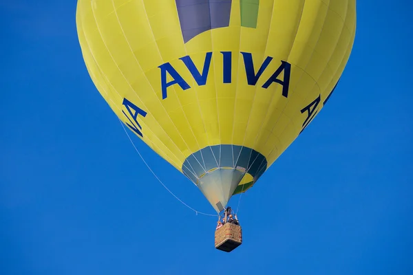 As pessoas voam com o balão de ar quente em Vilnius, Lituânia . — Fotografia de Stock