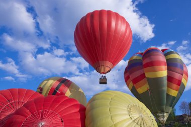 İnsanlar uçuş ile sıcak hava balonları Vilnius şehri, Litvanya başlar.