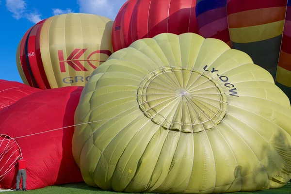 Hombre prepara globos de aire caliente para el vuelo en Vilna, Lituania . — Foto de Stock