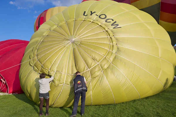 La gente prepara globos de aire caliente para el vuelo en Vilna, Lituania . — Foto de Stock