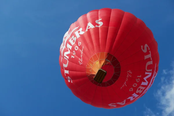 As pessoas voam com o balão de ar quente em Vilnius, Lituânia . — Fotografia de Stock