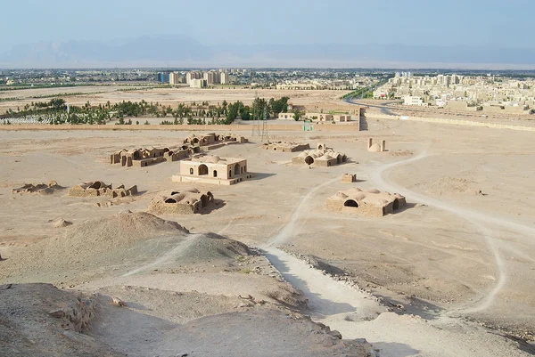 Widok z Zoroastrianin ruiny świątyń i yazd miasto z wieży ciszy w yazd, iran. — Zdjęcie stockowe