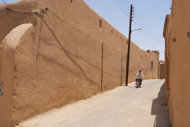 Adam motosiklet Yezd, Iran Caddesi tarafından sürücüler..