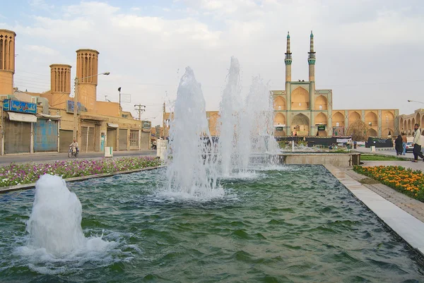 Vista para a fonte em frente ao Complexo Amir Chakhmaq na parte histórica de Yazd, Irã . — Fotografia de Stock