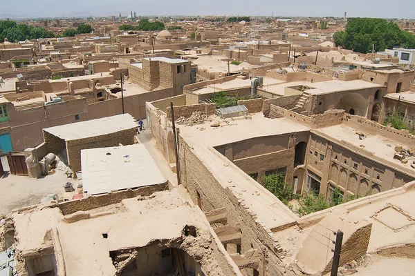 Vue sur les toits des vieux bâtiments dans la partie historique de la ville de Yazd, en Iran . — Photo