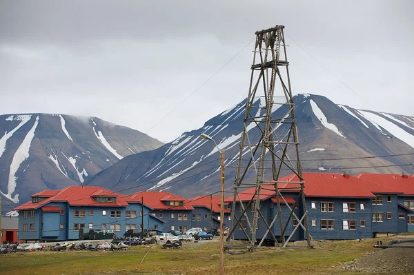 Longyearbyen, Norveç Caddesi'ne görüntülemek. — Stok fotoğraf