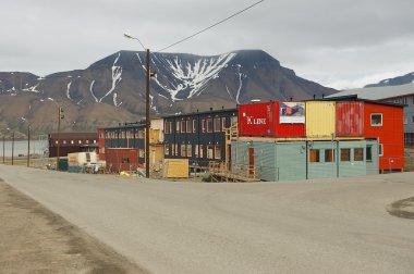 Longyearbyen, Norveç'in Kuzey Kutbu şehrin Caddesi'ne görüntülemek.