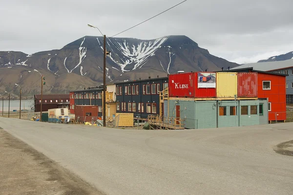 Longyearbyen, Norveç'in Kuzey Kutbu şehrin Caddesi'ne görüntülemek. — Stok fotoğraf