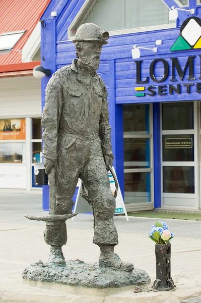 Exterior of the coal mine worker statue at the street of  Longyearbyen, Norway. — Stock Photo, Image