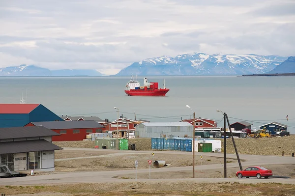 Longyearbyen, Norveç limana görüntülemek. — Stok fotoğraf