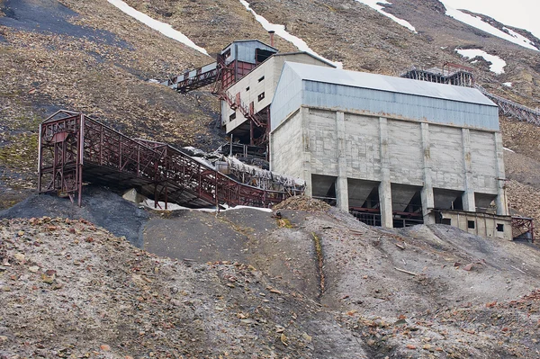 Exterior of the abandoned arctic coal mine buildings in Longyearbyen, Norway. — Stock Photo, Image