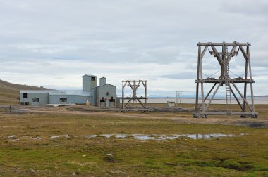 Longyearbyen, Norveç'te terk edilmiş kutup Kömür Maden ocak donatım için görüntüleyin.