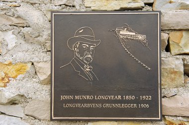 Longyearbyen, Norveç'te John Munro Longyear Memorial'a dış detay.