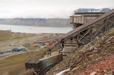 Longyearbyen kasabayı terk edilmiş kömür ile için benim ön, Norveç görüntüleyin.
