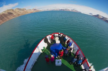 Turist gemisi Longyearbyen, Norveç kutup kutup deniz manzarasının tadını çıkarın..