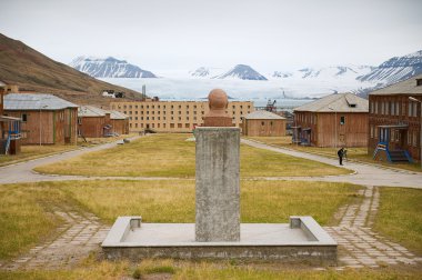 Rus arctic yerleşim Pyramiden büstü ile Lenin Pyramiden, Norveç'te ön planda görünümüne terk.