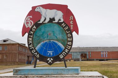 Dış anıtın terk edilmiş Rus arctic yerleşim Pyramiden, Norveç.