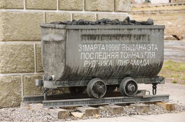 Dış Cephe detay anıtın terk edilmiş Rus arctic yerleşim Pyramiden, Norveç.
