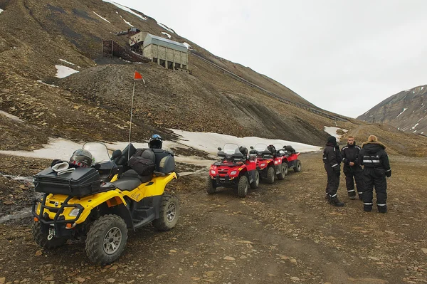 Touristen fahren mit Geländewagen in der Nähe von longyearbyen, Norwegen. — Stockfoto