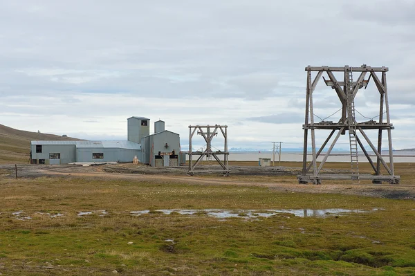 Longyearbyen, Norveç'te terk edilmiş kutup Kömür Maden ocak donatım için görüntüleyin. — Stok fotoğraf