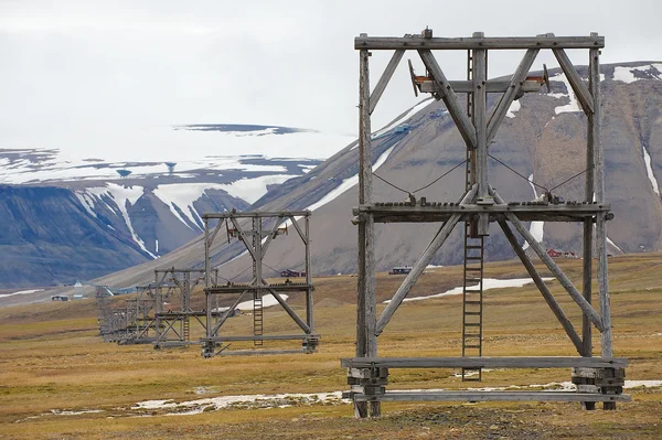 Vue sur l'équipement abandonné de la mine de charbon arctique à Longyearbyen, Norvège . — Photo