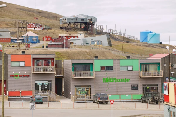 Longyearbyen, Norveç Caddesi'ne görüntülemek. — Stok fotoğraf