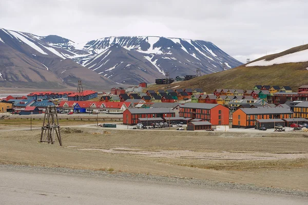 Widok na miasto Longyearbyen, Norwegia. — Zdjęcie stockowe