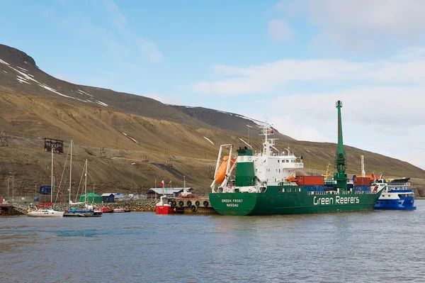 Lastfartyg lossar på harbor Longyearbyen i Longyearbyen, Norge. — Stockfoto