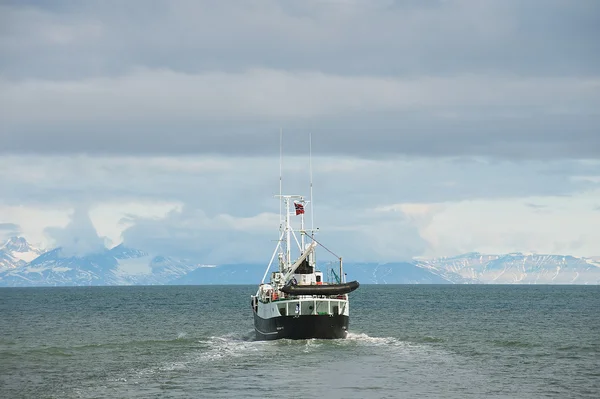 Navio parte do porto de Longyearbyen em Longyearbyen, Noruega . — Fotografia de Stock