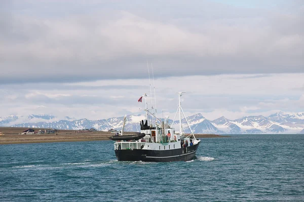 Lodě se plaví podél břehu Longyearbyen v Longyearbyen, Norsko. — Stock fotografie