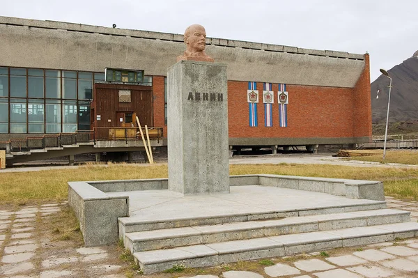 Esterno del busto di Lenin nell'insediamento artico russo abbandonato Pyramiden, Norvegia . — Foto Stock
