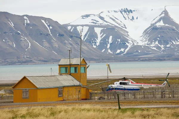 查看到被遗弃的俄罗斯北极解决 Pyramiden，挪威机场. — 图库照片