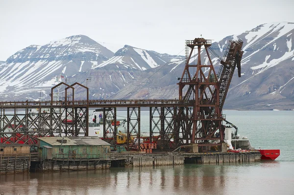 Vista para o cais do assentamento ártico russo abandonado Pyramiden, Noruega . — Fotografia de Stock