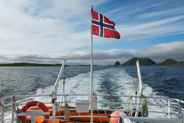 Vue sur le magnifique paysage marin depuis le bateau au coucher du soleil à Gjesvaer, Norvège . — Photo