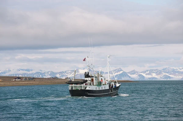 Navire navigue le long de la rive de Longyearbyen à Longyearbyen, Norvège . Images De Stock Libres De Droits