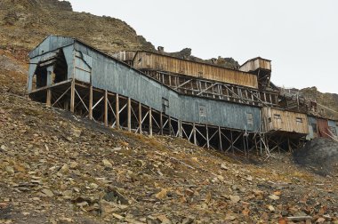 Longyearbyen, Norveç'te terk edilmiş kutup kömür madeni binaların dış.