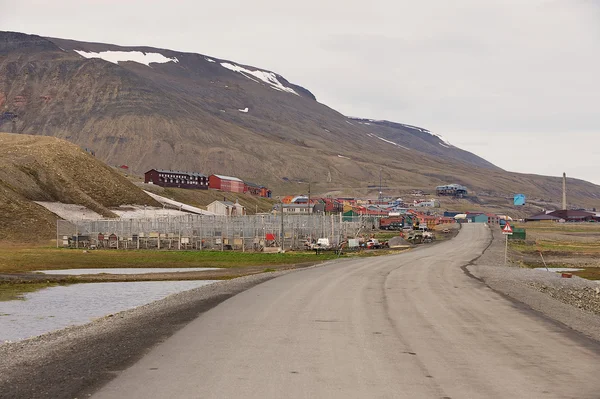 Longyearbyen, Norveç kasabaya görüntülemek. — Stok fotoğraf