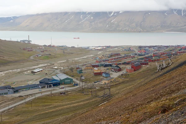 Vista a la ciudad de Longyearbyen, Noruega . — Foto de Stock