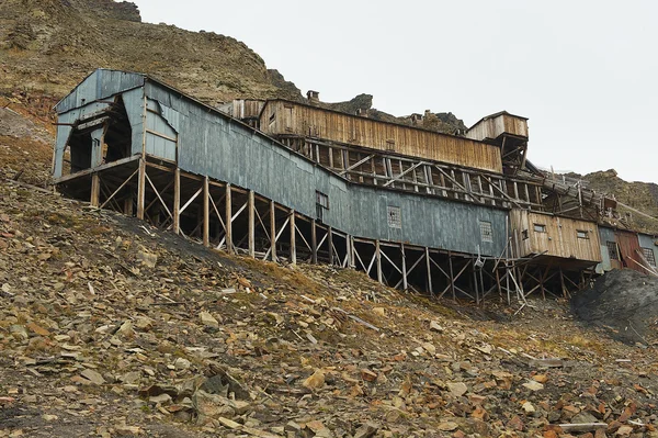 Außenfassade der stillgelegten Kohlebergwerke in longyearbyen, Norwegen. — Stockfoto