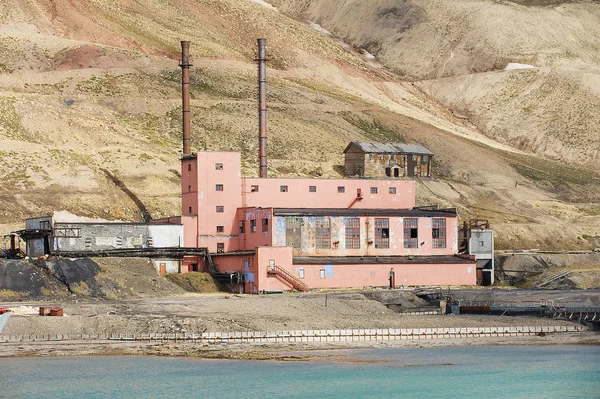 Terk edilmiş Rus arctic yerleşim Pyramiden, Norveç, harap binanın dış. — Stok fotoğraf